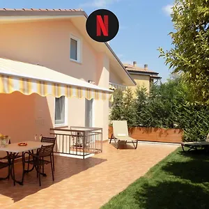 Millyholidays - Sunflower - Center - Nearby - Private Garden - Pool , Bardolino Italien